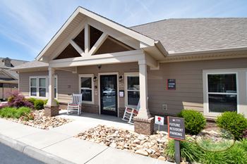 Onsite clubhouse and complimentary wifi in amenity space